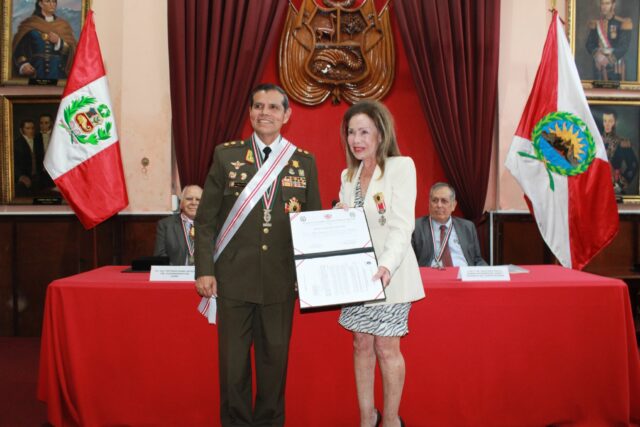 Teresa Herrera Valdizán: en Sesión Solemne recibe medalla en Grado de ‘Caballero’ por su contribución a la difusión de la historia y valores patrióticos