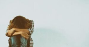 SALUD MENTAL EN CRISIS: DEFENSORÍA DEL PUEBLO ADVIERTE RECORTE PRESUPUESTAL PESE AL AUMENTO DE CASOS DE DEPRESIÓN