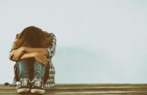 SALUD MENTAL EN CRISIS: DEFENSORÍA DEL PUEBLO ADVIERTE RECORTE PRESUPUESTAL PESE AL AUMENTO DE CASOS DE DEPRESIÓN