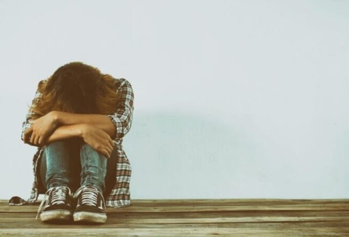 SALUD MENTAL EN CRISIS: DEFENSORÍA DEL PUEBLO ADVIERTE RECORTE PRESUPUESTAL PESE AL AUMENTO DE CASOS DE DEPRESIÓN