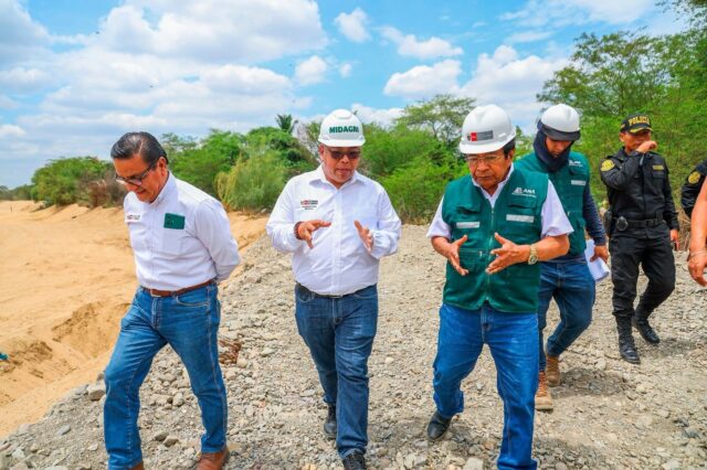 MINISTRO VLADIMIR CUNO SUPERVISÓ TRABAJOS DE LIMPIEZA Y DESCOLMATACIÓN EN CAUCES DE RÍOS Y QUEBRADAS DE PIURA