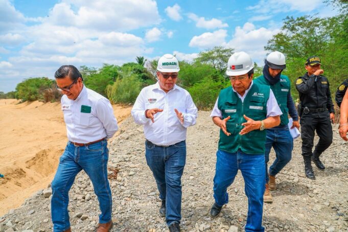 MINISTRO VLADIMIR CUNO SUPERVISÓ TRABAJOS DE LIMPIEZA Y DESCOLMATACIÓN EN CAUCES DE RÍOS Y QUEBRADAS DE PIURA