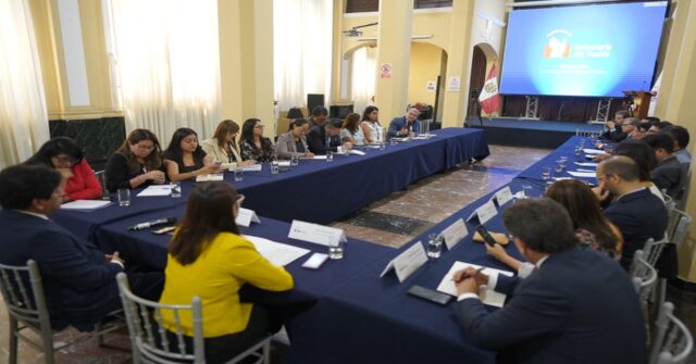 Defensor del Pueblo recibió a ministra Lesly Shica y respaldó acciones para garantizar entrega de alimentos del Programa de Alimentación Escolar 2026