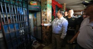 Ministro Martínez lidera operativo de requisa en pabellón de máxima seguridad del penal de Ica