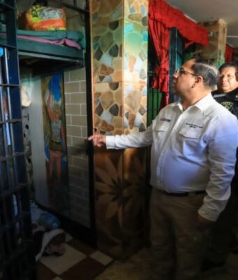 Ministro Martínez lidera operativo de requisa en pabellón de máxima seguridad del penal de Ica