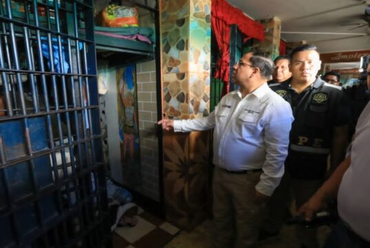 Ministro Martínez lidera operativo de requisa en pabellón de máxima seguridad del penal de Ica