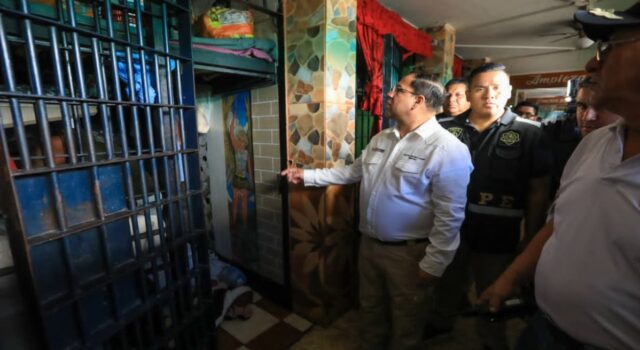 Ministro Martínez lidera operativo de requisa en pabellón de máxima seguridad del penal de Ica
