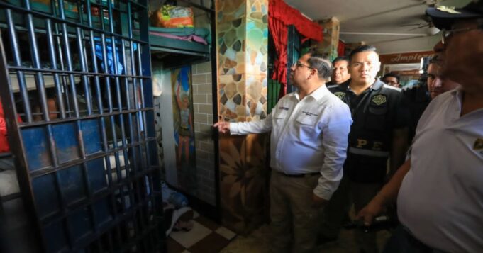 Ministro Martínez lidera operativo de requisa en pabellón de máxima seguridad del penal de Ica
