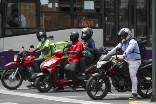 Ejecutivo anuncia drásticas multas para motociclistas, prohiben viajar dos personas en moto
