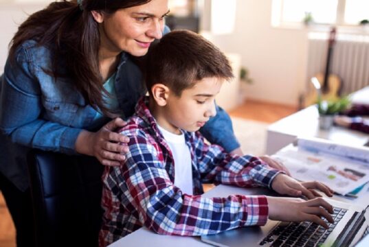 Cómo proteger a tus hijos de los riesgos digitales este verano