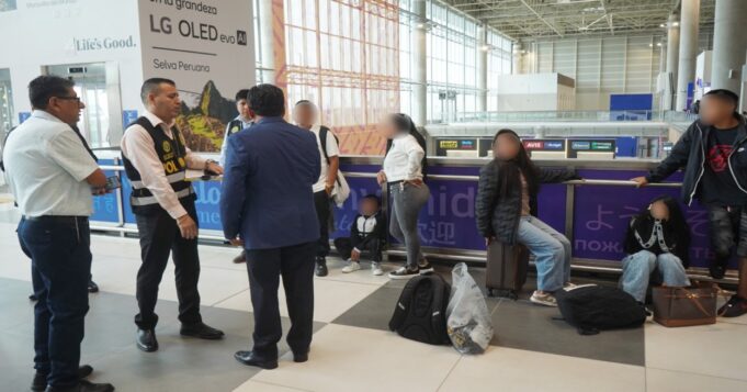 Migraciones y la PNP detectan que una familia intentaba salir del país con pasajes comprados con tarjeta de crédito clonada