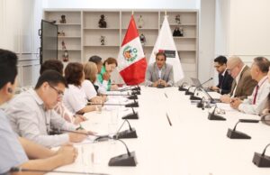 Ministro Óscar Fernández impulsa diálogo con sindicatos de EsSalud