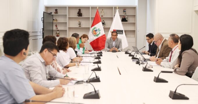 Ministro Óscar Fernández impulsa diálogo con sindicatos de EsSalud