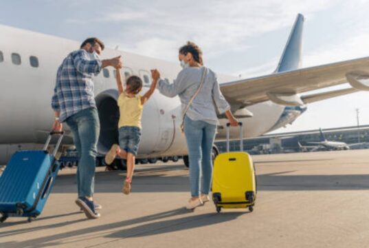 Seguridad y bienestar: recomendaciones para adultos que viajan al exterior