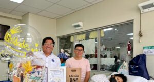Biblioteca Nacional del Perú entrega canastas de libros a los primeros bebés del 2026