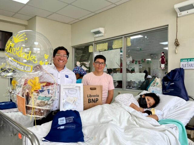 Biblioteca Nacional del Perú entrega canastas de libros a los primeros bebés del 2026