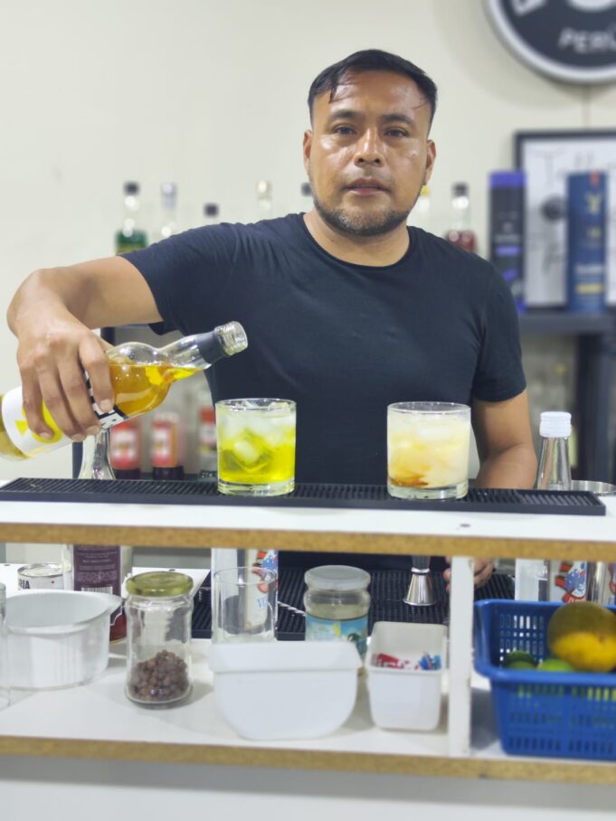 Joaquín Cisneros: El Perfumista de la Estrellas sorprende con tragos sabor a tu aroma preferido(VIDEO)