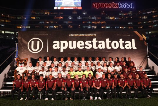 Universitario de Deportes presentó a su plantel de la temporada 2026 en la «Noche Crema»