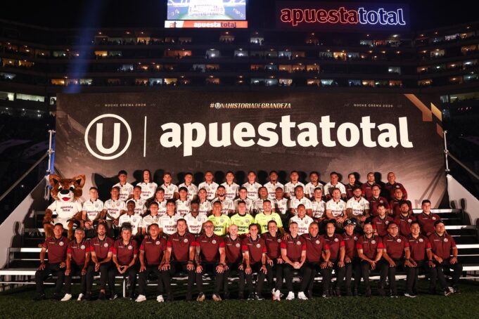 Universitario de Deportes presentó a su plantel de la temporada 2026 en la «Noche Crema»