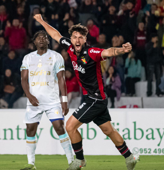 Melgar derrotó a Macará de Ecuador 2-1 en la «Tarde Rojinegra» realizada en Arequipa