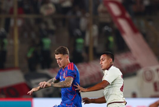 Universitario goleó a la Universidad de Chile por 3-0 con tantos de Pérez-Guedes, Valera y Rivera