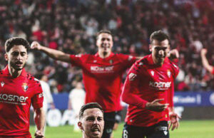 Real Madrid cayó en su visita a Osasuna 2-1 y puede ceder la punta si gana Barcelona a Levante