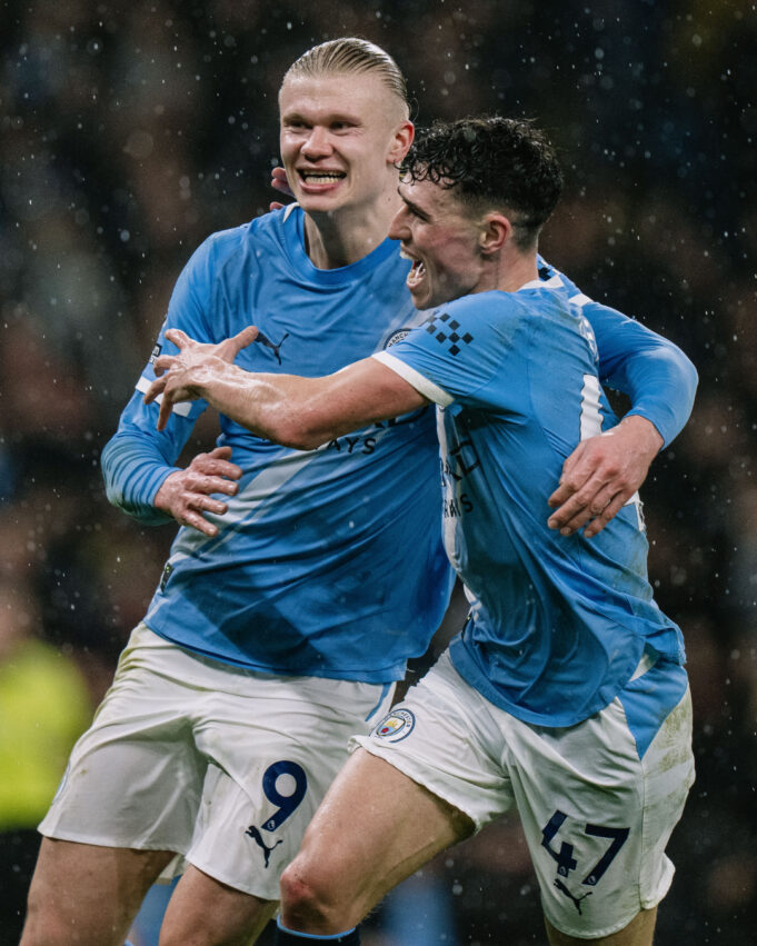 Manchester City goleó al Fulham 3-0 y quedó a tres puntos del líder Arsenal que juega mañana ante Brentford