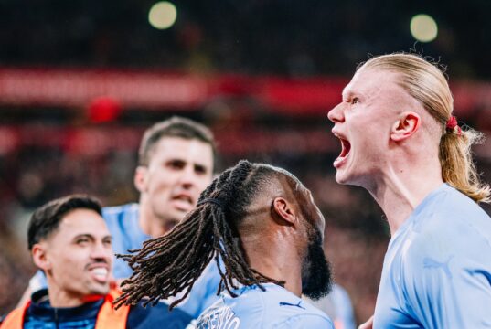 Manchester City logró gran triunfo ante Liverpool 2-1 y peleará título con Arsenal