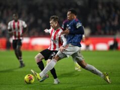 Líder Arsenal no pudo ampliar la diferencia sobre el Manchester City, al igualar con Brentford 1-1