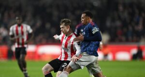 Líder Arsenal no pudo ampliar la diferencia sobre el Manchester City, al igualar con Brentford 1-1