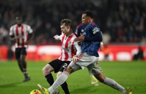 Líder Arsenal no pudo ampliar la diferencia sobre el Manchester City, al igualar con Brentford 1-1