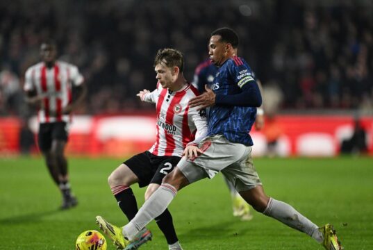 Líder Arsenal no pudo ampliar la diferencia sobre el Manchester City, al igualar con Brentford 1-1