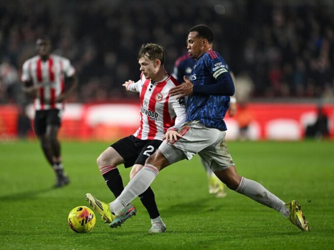 Líder Arsenal no pudo ampliar la diferencia sobre el Manchester City, al igualar con Brentford 1-1