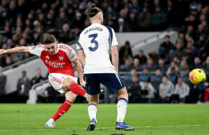 Líder Arsenal goleó al Tottenham 4-1 y le sacó cinco puntos a su escolta Manchester City