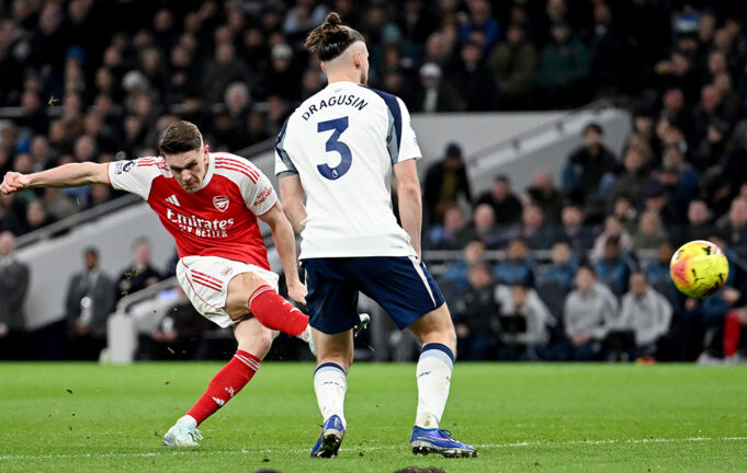 Líder Arsenal goleó al Tottenham 4-1 y le sacó cinco puntos a su escolta Manchester City