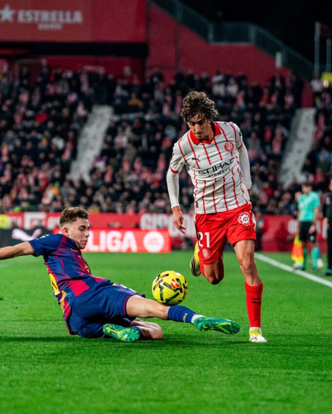 Barcelona dejó el liderato de La Liga de España al Real Madrid al caer con Girona 2-1
