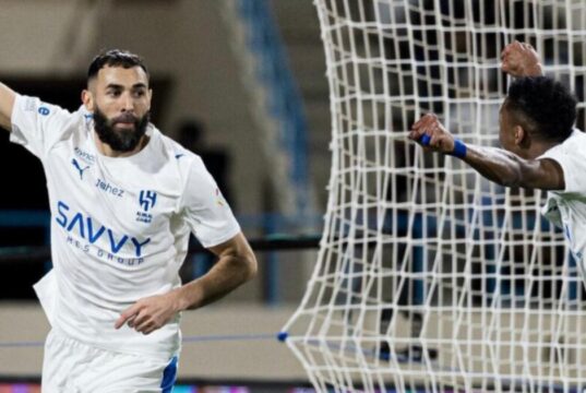 Karim Benzema brilló en su debut en triunfo de Al-Hilal 6-0 a Al-Okhdood al marcar tres goles