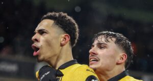 Arsenal dejó dos puntos valiosos al empatar con Wolves 2-2 en partido adelantado de la Premier League