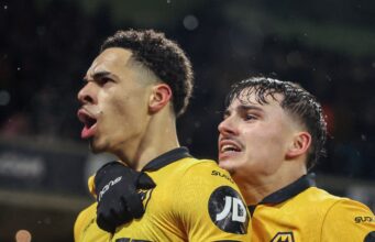 Arsenal dejó dos puntos valiosos al empatar con Wolves 2-2 en partido adelantado de la Premier League