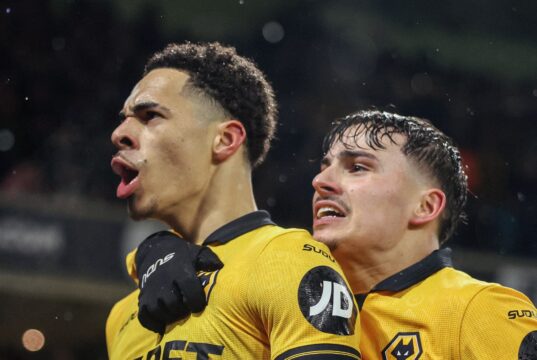 Arsenal dejó dos puntos valiosos al empatar con Wolves 2-2 en partido adelantado de la Premier League