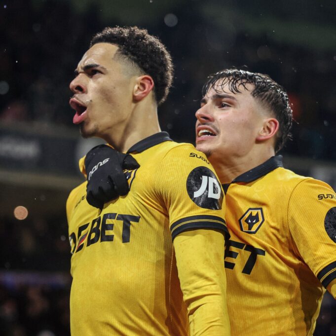 Arsenal dejó dos puntos valiosos al empatar con Wolves 2-2 en partido adelantado de la Premier League
