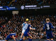 Manchester City le ganó al Newcastle 2-1 y acortó distancias con líder Arsenal que juega domingo con Totenham