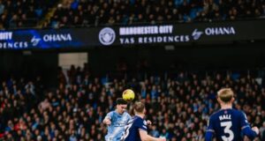 Manchester City le ganó al Newcastle 2-1 y acortó distancias con líder Arsenal que juega domingo con Totenham