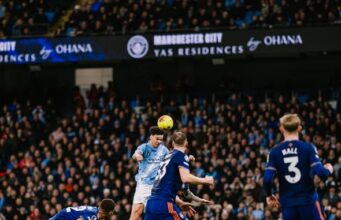 Manchester City le ganó al Newcastle 2-1 y acortó distancias con líder Arsenal que juega domingo con Totenham