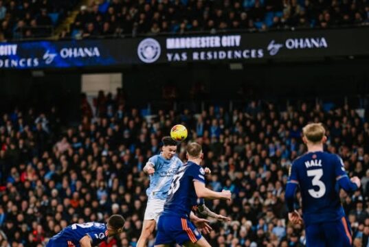 Manchester City le ganó al Newcastle 2-1 y acortó distancias con líder Arsenal que juega domingo con Totenham