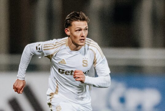 Sparta Praga con Oliver Sonne y Joao Grimaldo venció al Hradec Králové 2-0 por la Liga Checa