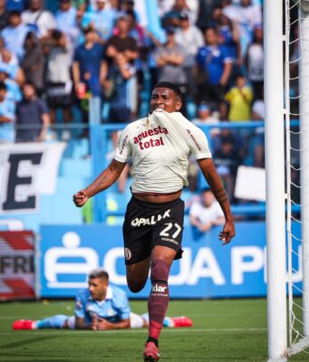 Universitario no pudo mantener ventaja y se dejó empatar por Sportng Cristal 2-2 en el Alberto Gallardo