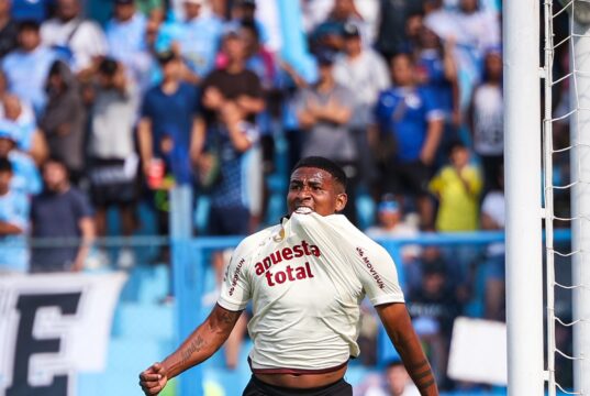 Universitario no pudo mantener ventaja y se dejó empatar por Sportng Cristal 2-2 en el Alberto Gallardo