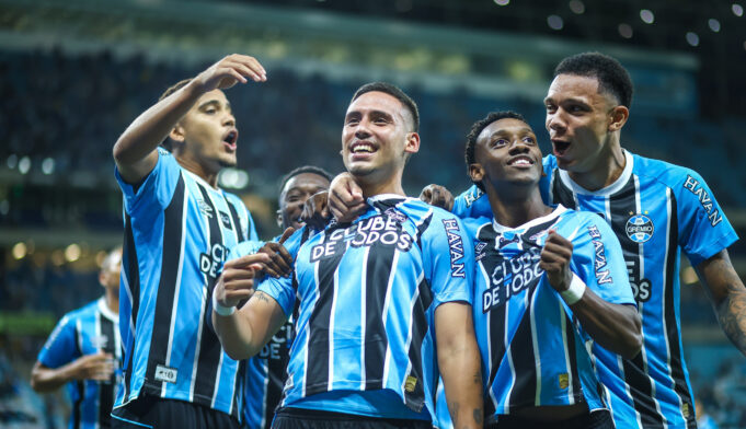 Erick Noriega fue la figura del Gremio en el trunfo ante Mineiro 2-1, al anotar un gol y dar pase para el otro