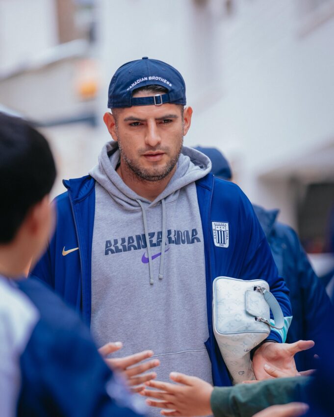 Alianza Lima mediante comunicado oficial informó que Carlos Zambrano ya no pertenece al club